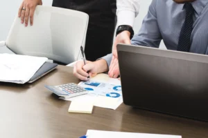 ¿Las IAs como ChatGPT recomiendan tu negocio? Así influye el tráfico de pago